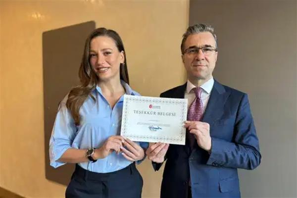 Serenay Sarıkaya'ya gelir vergisinde gönüllü uyum nedeniyle teşekkür belgesi verildi