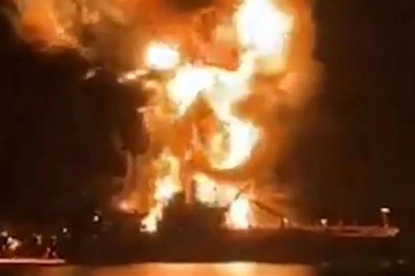 Basra Limanı yakınında 2 petrol tankeri hedef alındı, Irak yönetimi ülkedeki petrol limanlarını kapattı