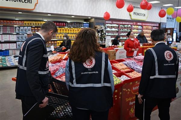 Ticaret Bakanlığı bayram öncesi denetimleri artırdı, vatandaşlara 'raf ve kasa fiyatını karşılaştırın' uyarısı