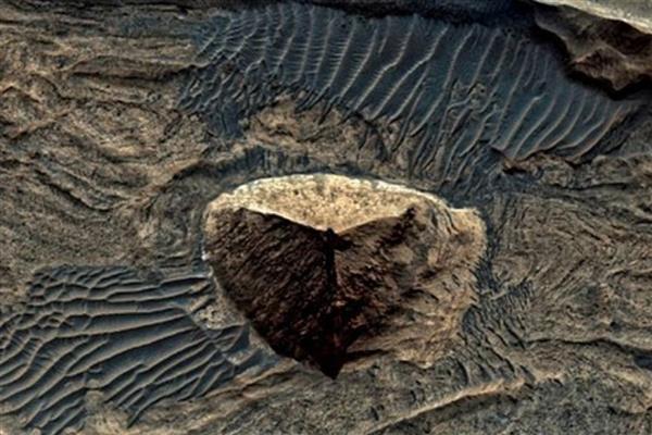 NASA'nın uyduları Mars'tan gelen görüntülerde piramit benzeri yapılar tespit etti