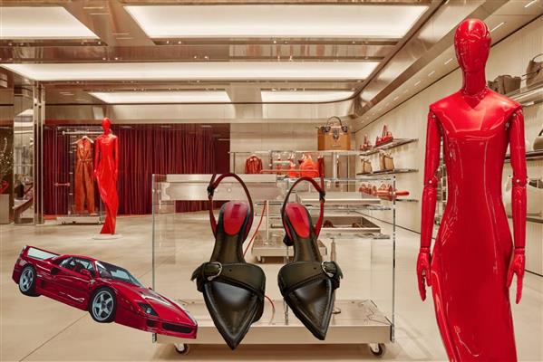 Bond Sokağı'na Ferrari kırmızısı, ikonik markanın Londra'daki yeni moda kalesi