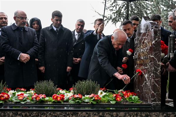 MHP lideri Devlet Bahçeli, Alparslan Türkeş'in kabrini ziyaret etti