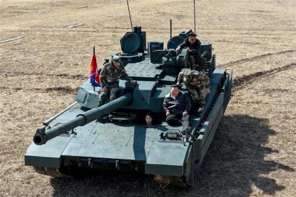 Kuzey Kore lideri Kim Jong-un'un kızı tank kullandı