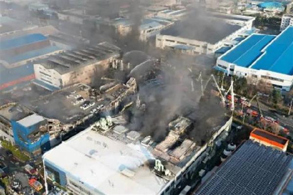 Güney Kore'nin Daejeon kentinde otomobil parçaları üreten fabrikada çıkan yangın can aldı
