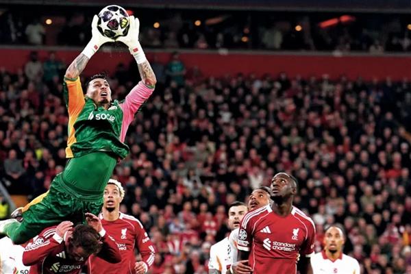 Liverpool maçında devleşen Uğurcan Çakır'a Premier Lig devleri talip oldu