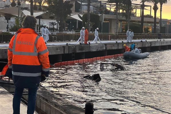Yedi motoryatın yanarak battığı limanda temizlik çalışması başlatıldı