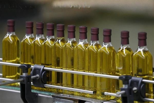 İzmir'de faaliyet gösteren bir zeytinyağı firmasının, farklı markalar altında piyasaya sürdüğü zeytinyağlarında tohum yağı karıştırdığı tespit edildi