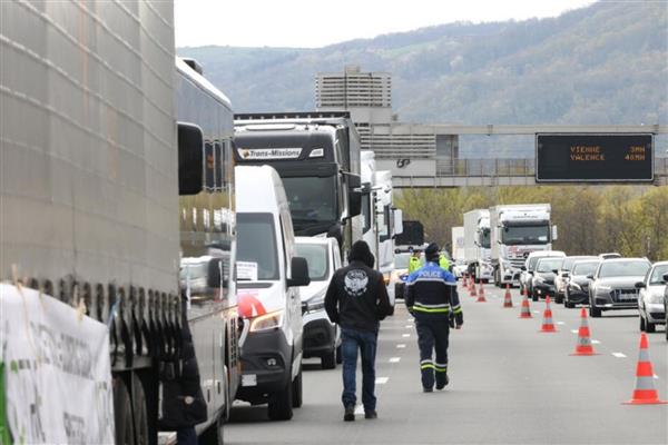 Fransa'da kamyon şoförleri, artan akaryakıt fiyatlarını protesto etti