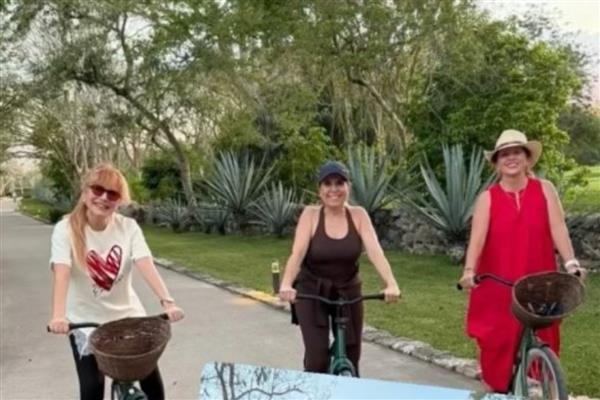 Cemiyet hayatının sevilen ismi Berrin Zorlu, Meksika'da arkadaşlarıyla bisiklet turu yaparak kış güneşinin keyfini çıkardı