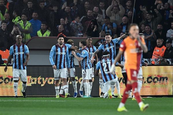 Galatasaray deplasmanda Trabzonspor'a mağlup oldu, Süper Lig zirvesinde rekabet kızıştı