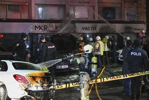 Beşiktaş'ta araç kiralama şirketinde otomobilde çıkan yangı 14 otomobile daha sıçradı