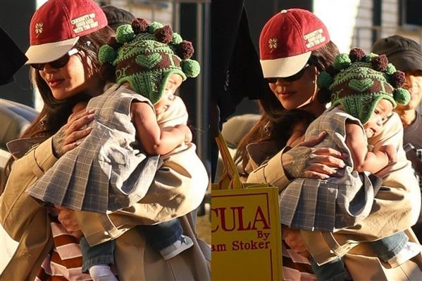 Dünyaca ünlü şarkıcı Rihanna kızı Rocki Irish ile Paris gezmesinde