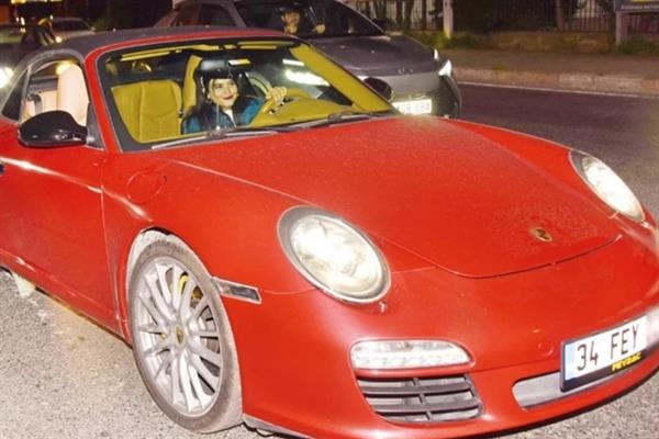 Feyza Civelek yeni Porsche'siyle Etiler sokaklarında görüntülendi
