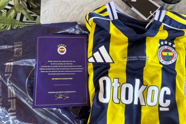 Sadettin Saran, deplasman tribününde birlikteliği artırmak için taraftarlara özel forma dağıttı