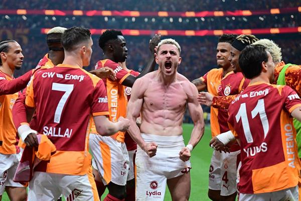 Galatasaray derbide Fenerbahçe'yi 3 golle geçti, zirvede puan farkı açıldı