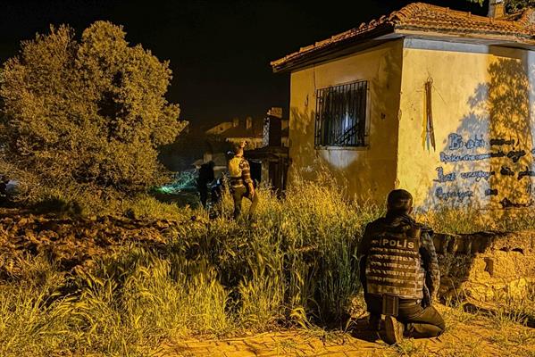 Uşak'ta aile içi şiddete müdahaleye giden polis ekibine silahlı saldırıda, 1'i ağır 2 polis yaralandı