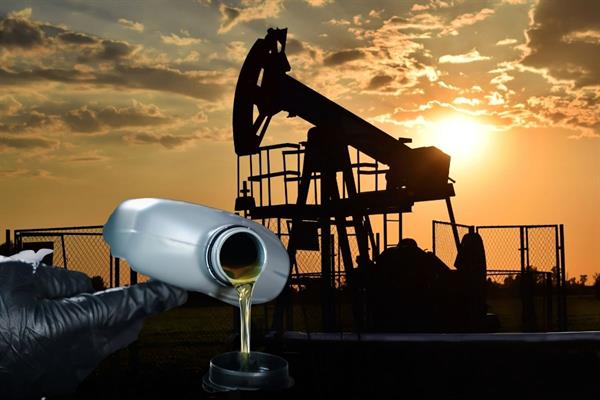 Hürmüz Boğazı'nda süren kriz, brent petrolün varilini 105 dolar seviyesine taşıdı