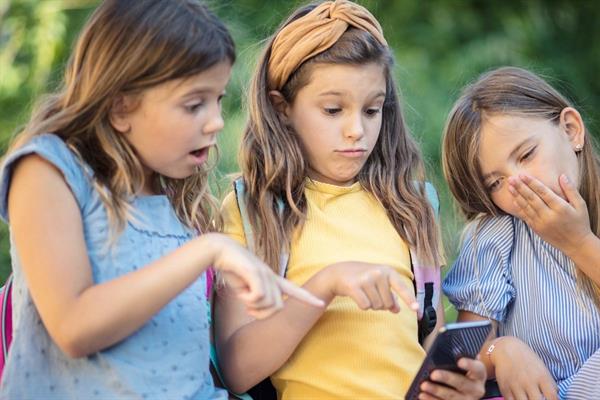 AB, Meta'yı 13 yaş altı kullanıcıları korumakta yetersiz kalmakla suçladı