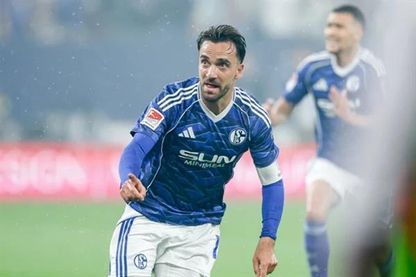 Schalke 04'ü yeniden zirveye taşıyan gol Kenan Karaman'dan geldi