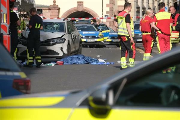 Almanya'nın Leipzig kentinde bir araç yayaların arasına daldı