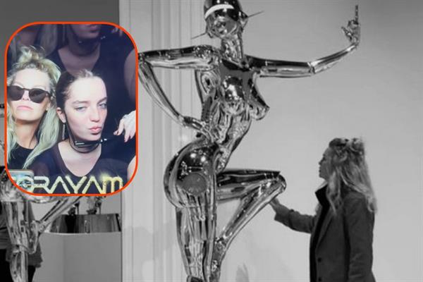 Alara Koçibey, kızı Paris Uzan ile Tokyo'da sanat ve teknolojinin buluştuğu Hajime Sorayama sergisini ziyaret etti