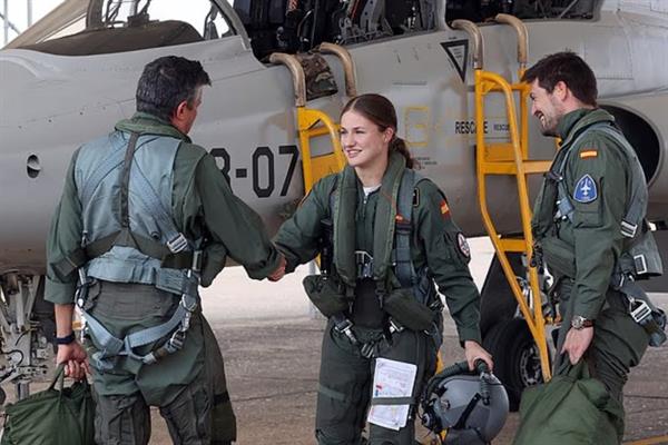 İspanya veliaht prensesi Leonor, askeri eğitiminde kritik eşiği aştı, F-5 savaş uçağıyla ilk uçuşunu gerçekleştirdi