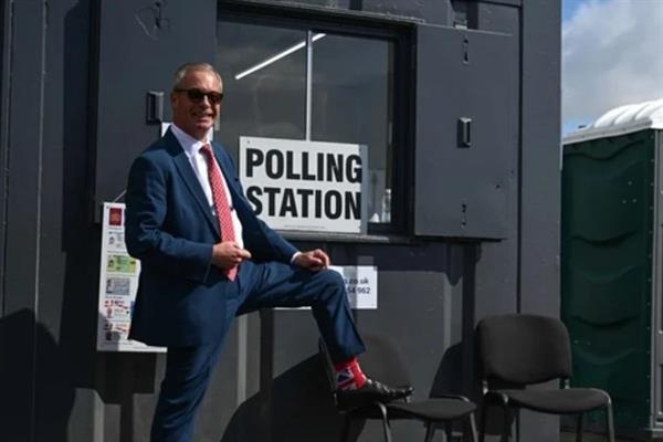 İngiltere'de yerel seçimlerde ilk sonuçlara göre aşırı sağcı Reform UK öne çıktı