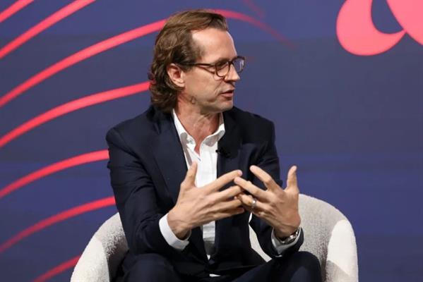 Moda devi PVH Corp.'tan CEO'su Stefan Larsson'a 16 milyon dolar maaş