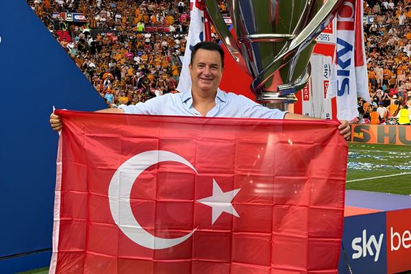 Hull City'nin Premier Lig'e yükselmesinin ardından Acun Ilıcalı Türk bayraklı paylaşım yaptı