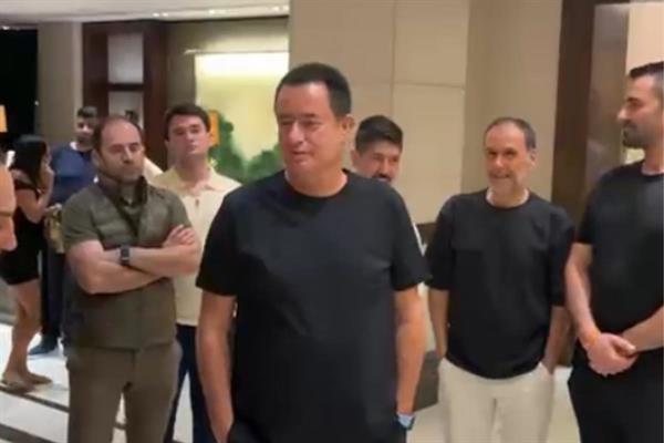 Acun Ilıcalı'dan Premier Lig'e çıkış maçı sonrası kendisine destek için İngiltere'ye gelen dostlarına özel teşekkür