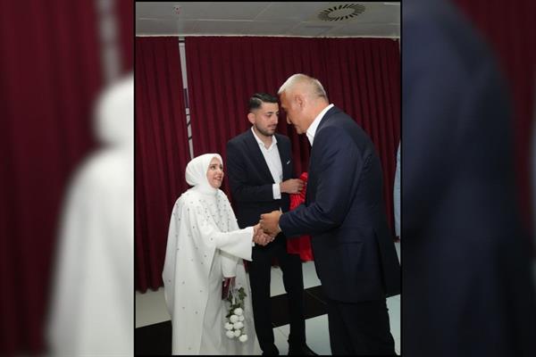 Bakan Ersoy'dan Antalya'da yeni evlenen çifte sürpriz