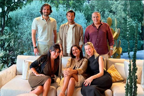 Suzan Sabancı dostlarıyla birlikte St Tropez tatilinde güneşin ve denizin tadını çıkardı