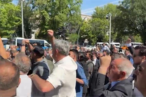 Kemal Kılıçdaroğlu ve Özgür Özel'in grup toplantısında konuşma yapacağını açıkladığı TBMM önünde CHP gerginliği başladı