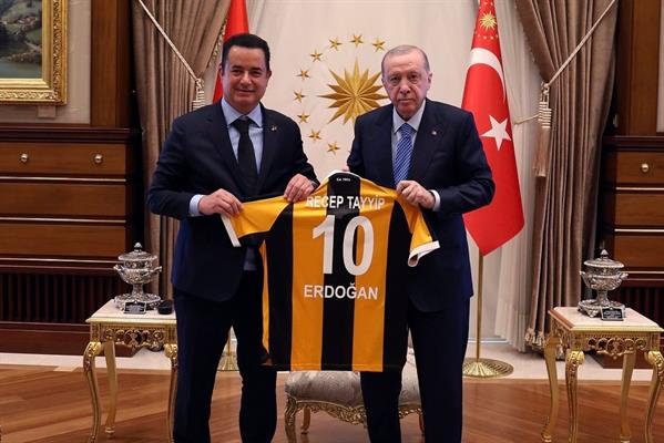 Cumhurbaşkanı Recep Tayyip Erdoğan, iş insanı Acun Ilıcalı'yı Cumhurbaşkanlığı Külliyesi'nde kabul etti ve takımı Hull City'nin başarısını tebrik etti