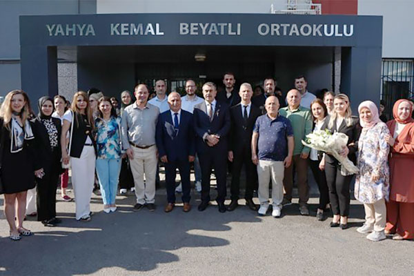 Bakan'dan Başarılarıyla Göz Dolduran Okula Sürpriz Ziyaret: Bursa Yahya Kemal Beyatlı Ortaokulu'nda Çifte Kutlama!