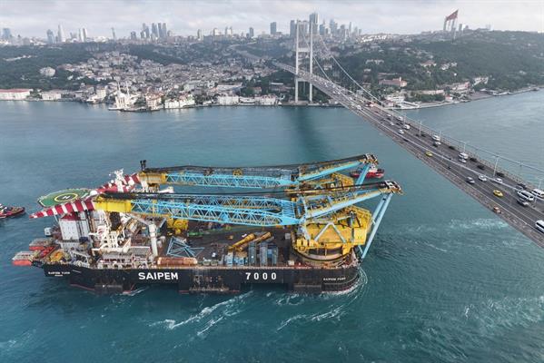 Boğaz'da trafik durdu dev yarı batık vinç gemisi Saipem 7000 geçti