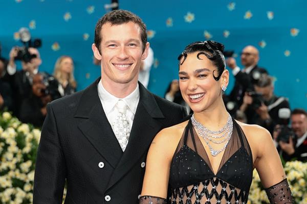 Londra'da evlendikten sadece 20 gün sonra Dua Lipa ve Callum Turner'dan bebek müjdesi geldi