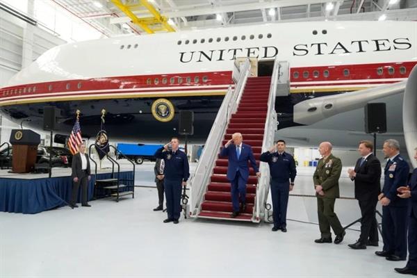 Trump, Katar'ın bağışladığı yeni Air Force One uçağını tanıttı, uçakla yakında Türkiye'ye geleceğini söyledi
