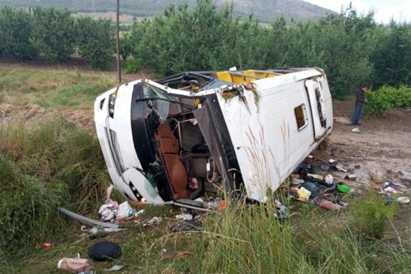 Isparta'da tur otobüsü devrildi, çok sayıda ölü ve yaralı var