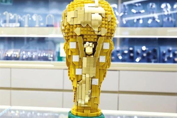 Dubai'de bir mücevher firması sahibi, 900'den fazla elmas ve 18 ayar altın kullanarak 82 bin dolarlık Lego Dünya Kupası modeli tasarladı