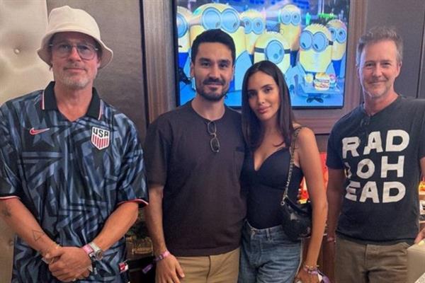 Galatasaraylı futbolcu İlkay Gündoğan, Hollywood yıldızları Brad Pitt ve Edward Norton'la bir araya geldi