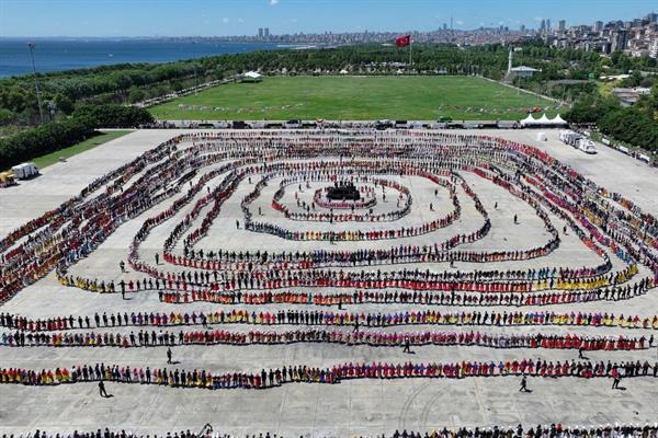 İstanbul'da 5 bin kişi aynı anda horon oynayarak Guinness Rekorlar Kitabı'na girdi