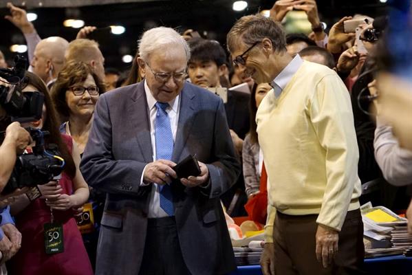 Borsa sihirbazı Warren Buffett, Epstein bağlantısı soruşturulan Gates Vakfı'na her yıl yaptığı bağışı askıya aldı