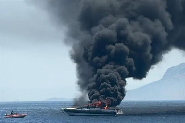 Pire'de yangın çıkan teknedeki yolcuları Türk yatı kurtardı