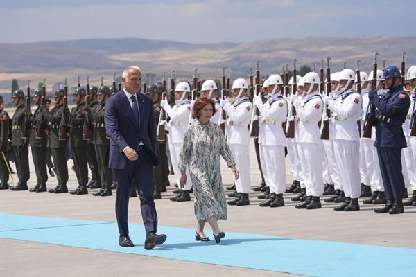 Kültür ve Turizm Bakanı Ersoy, NATO Zirvesi için Ankara'ya gelen devlet ve hükümet başkanlarını karşıladı