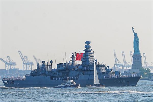 TCG Oruçreis, New York'ta düzenlenen ABD'nin 250. kuruluş yılı törenlerinde Türkiye'yi temsil etti
