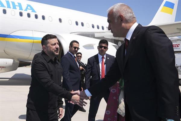 Kültür ve Turizm Bakanı Mehmet Nuri Ersoy, Ukrayna Cumhurbaşkanı Volodimir Zelenski'yi Esenboğa Havalimanı'nda karşıladı