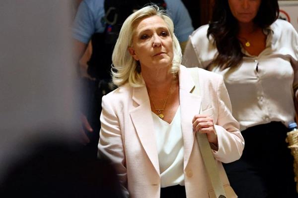 Fransa'da yolsuzluktan suçlu bulunan Marine Le Pen siyasetten men yasağının süresi düşürüldü, 100 bin euro para cezası verildi