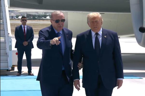 Trump'ın NATO zirvesine katılmasında önemli rol oynayan Cumhurbaşkanı Erdoğan, ABD Başkanı'nı Etimesgut'ta sıcak bir şekilde karşıladı