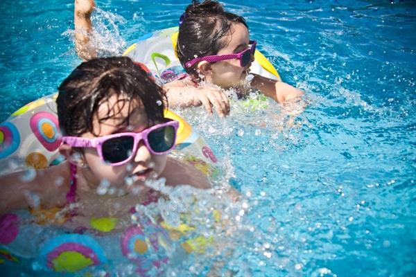 Çocuklar için yeterince temizlenmeyen havuzlarda enfeksiyon riski artıyor